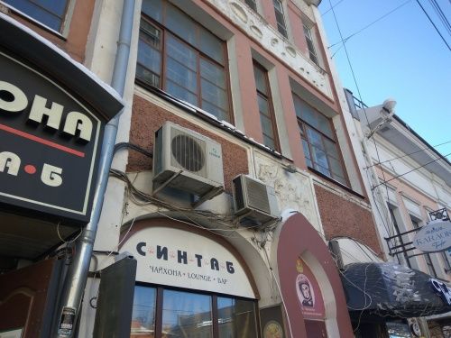 Бессильны перед кондиционерами на фасадах: почему власти могут лишь частично защитить ярославские памятники 