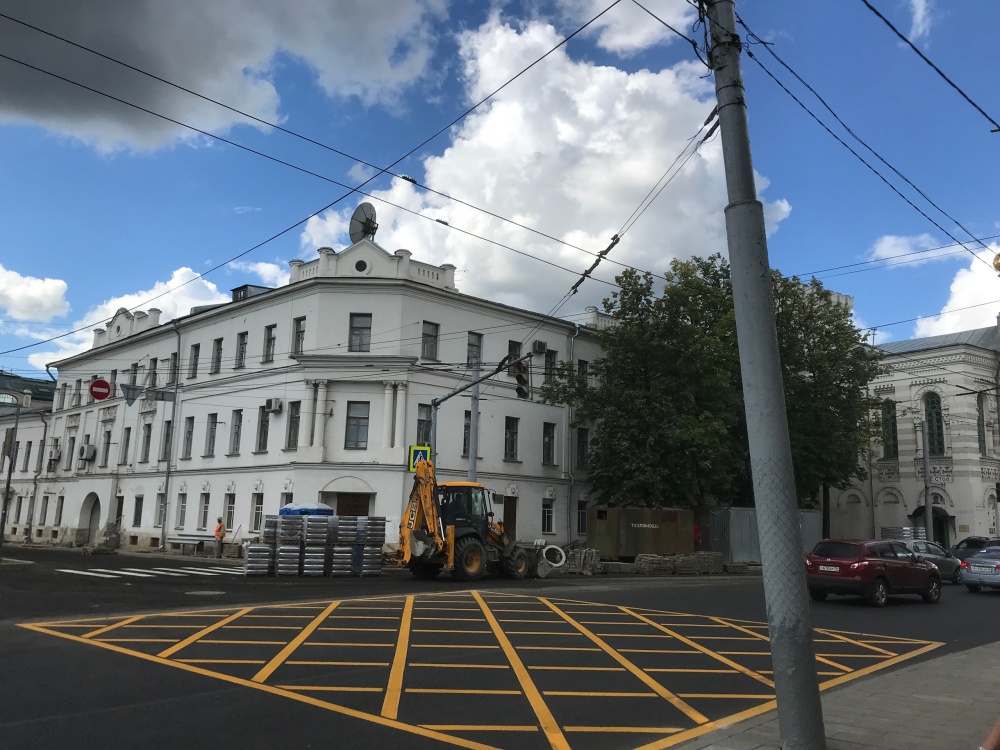 На улице Первомайской нарисовали «вафельную» разметку и полосу для автобусов и троллейбусов