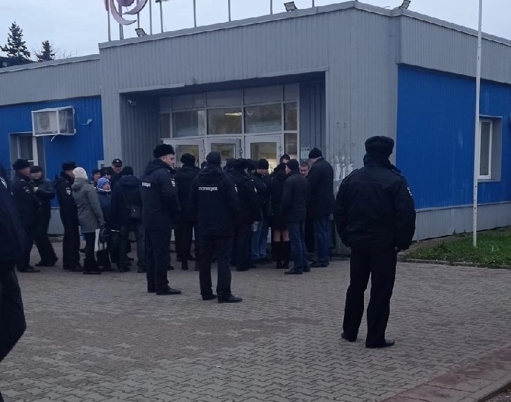 Руководство не хотело выдавать повестки сотрудникам: в Рыбинске проходную завода оцепили силовики