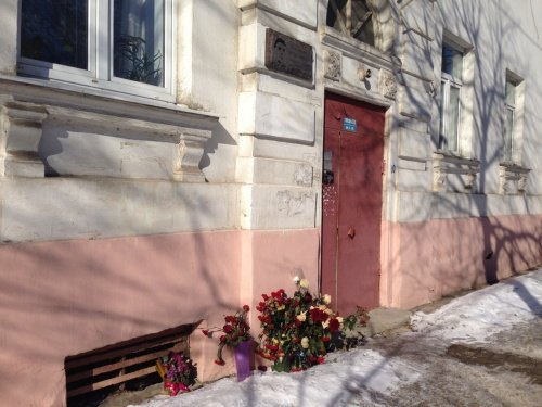 Фото дня. Увядшие цветы у подъезда дома, где в Ярославле жил Борис Немцов