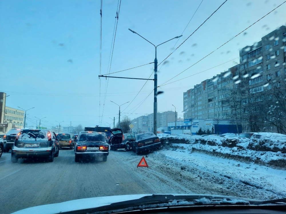 В Ярославле в утренний час пик на Московском проспекте произошло сразу два ДТП
