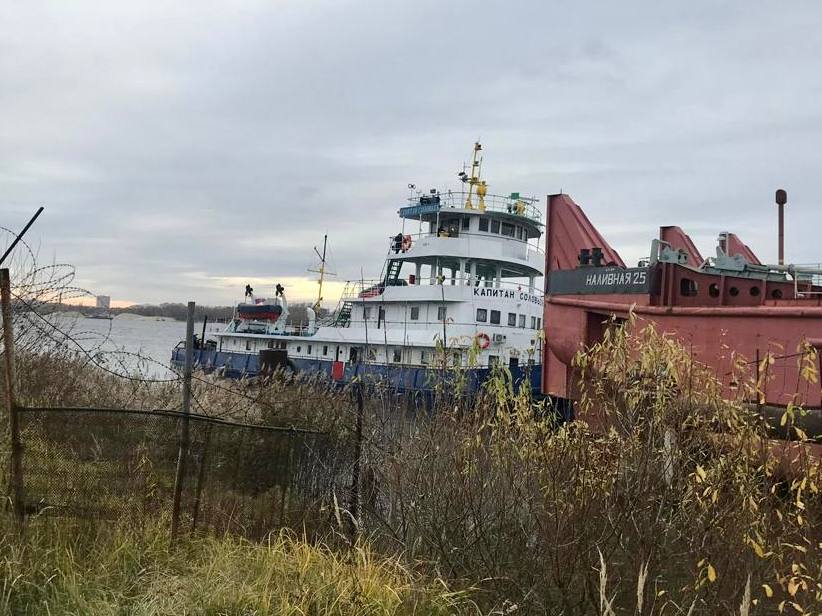 В Ярославле баржа повредила буксир-толкач во время постановки к причалу