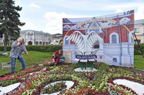 Семнадцать цветников от городов Золотого кольца оформляют в сквере на Андропова