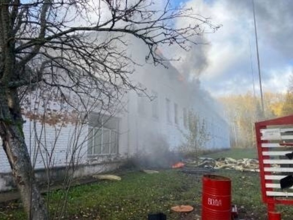Пожарные сообщили о локализации пожара в цехе арсенала ВМФ в поселке Бурмакино