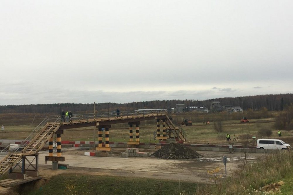 Возведен пешеходный переход через трассу М8 на участке, где ремонтируют путепровод — правительство Ярославской области