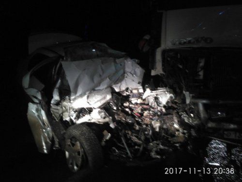 В Ярославском районе легковой автомобиль разбился всмятку после столкновения с грузовиком 
