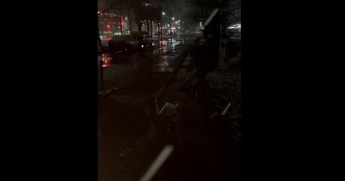В Дзержинском районе легковушка провалилась в яму посреди дороги