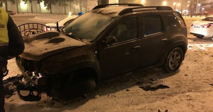На Богоявленской площади в Ярославле водитель снес забор и убежал: видео_135656