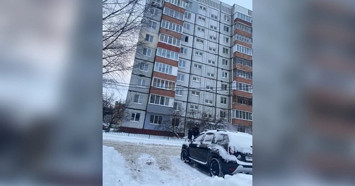 В Ярославле мужчина выпал из окна квартиры на седьмом этаже