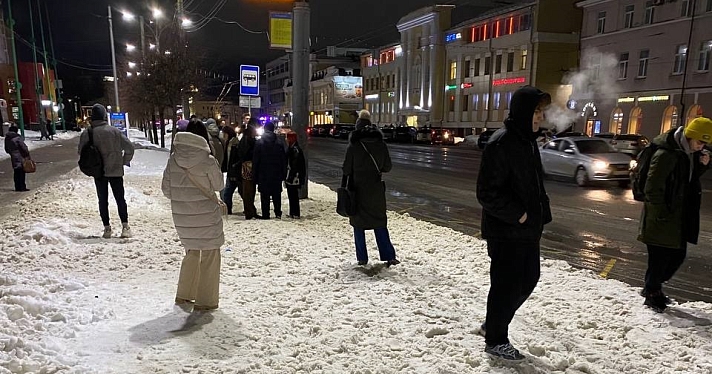 Площадь Юности в Ярославле осталась без остановочного комплекса_229638