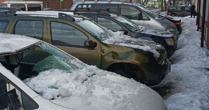 В Ярославле упавший с крыши снег повредил четыре автомобиля
