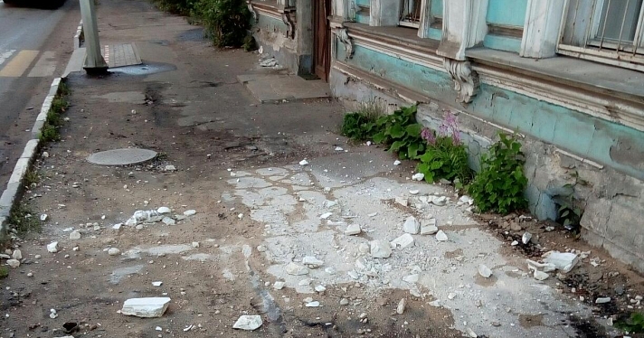 Ярославцы бьют тревогу из-за состояния дома Дунаева: куски фасада вот-вот упадут на прохожих_166078
