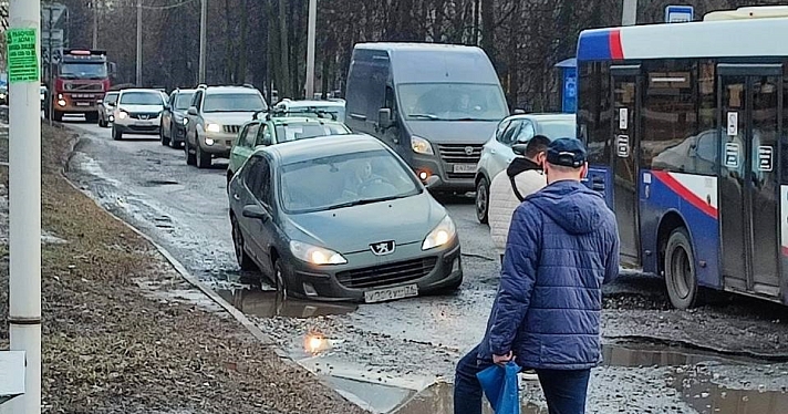 В Ярославле троллейбус столкнулся с легковушкой, а автобус намертво застрял в яме_236342