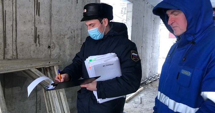 Собственники требуют вернуть деньги за квартиры: приставы накрыли стройку в центре Ярославля_171634