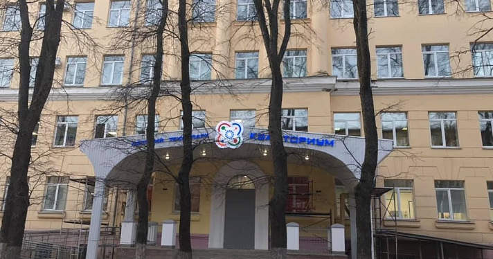Фото дня. В Ярославле у здания градостроительного колледжа, где откроется кванториум, появился пандус_161761