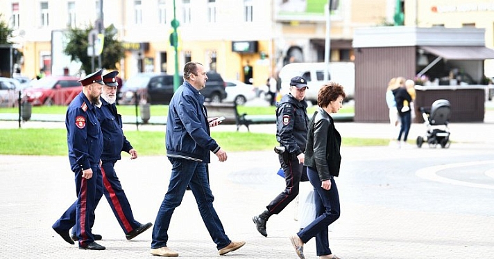 «Свои услуги пытаются оказывать обязательно в центре города, что категорически запрещено»: в Ярославле борются с незаконным катанием на лошадях_165778