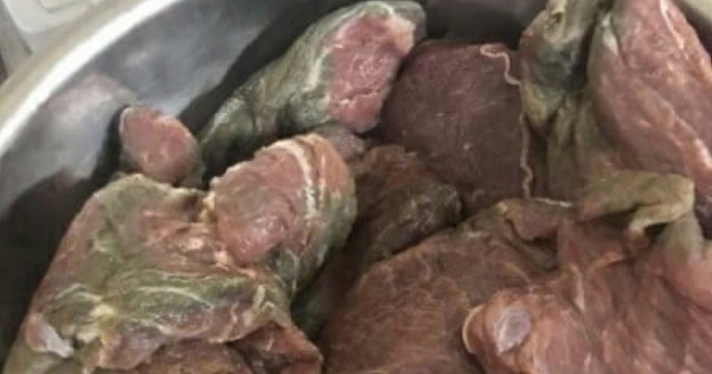 «Отравились 7 человек»: появились кадры тухлого мяса из рыбинского колледжа_173364