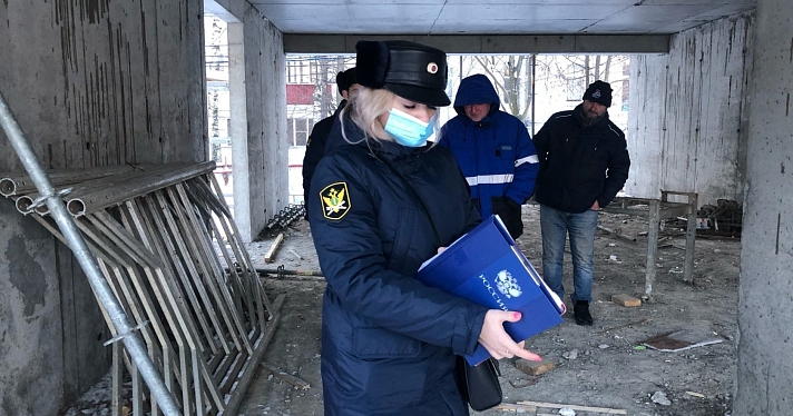 Собственники требуют вернуть деньги за квартиры: приставы накрыли стройку в центре Ярославля_171632