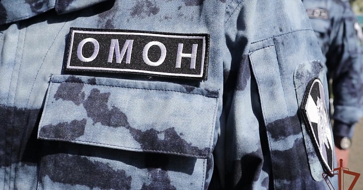 В Ярославле пассажир угрожал убийством таксисту и своей девушке: подробности 