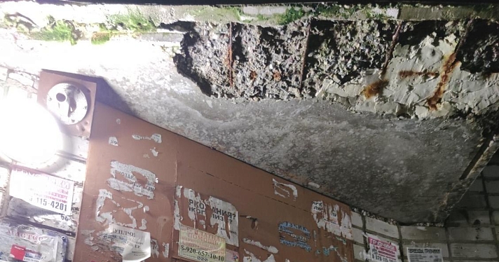 На Липовой горе девушке упала на голову часть подъездного козырька_162552
