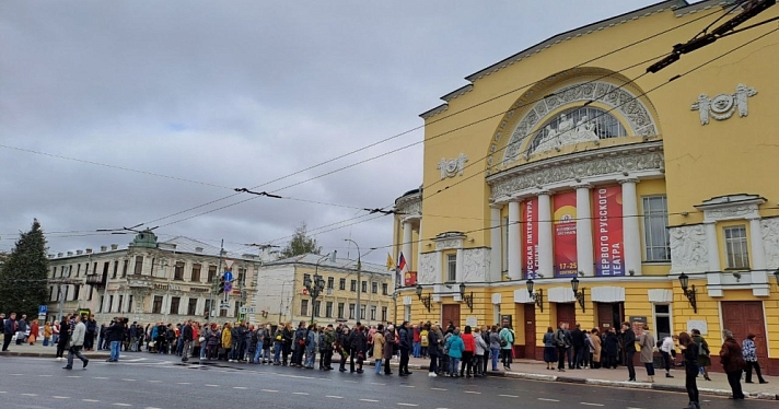 Очередь растянулась на несколько сотен метров: в Ярославле прощаются с Сергеем Пускепалисом