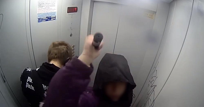 Ярославские полицейские нашли вандалов, разгромивших подъезд в многоэтажке