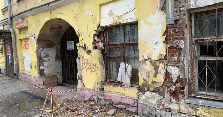 «Арка готова обрушиться в любой момент». Ян Левин написал о состоянии исторического дома в центре Ярославля