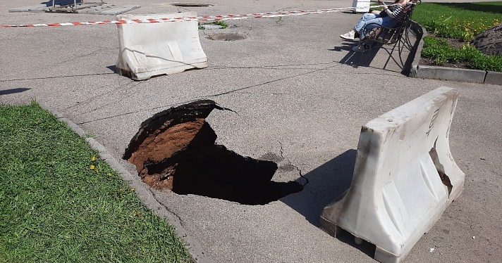 В Ярославле у Знаменской башни провалился асфальт_181165