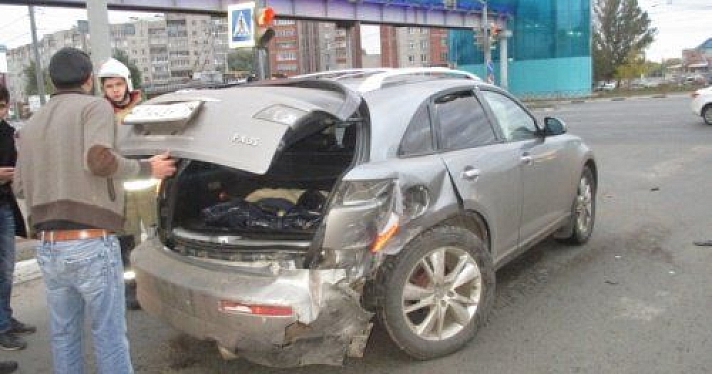 В Ярославле на Московском проспекте столкнулись две иномарки: есть пострадавший 
