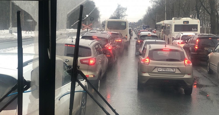 Ярославль встал в восьмибалльные пробки