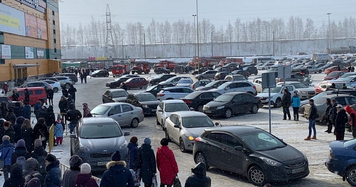 Толпа людей выбежала на улицу: что происходит в ТЦ в Ярославле
