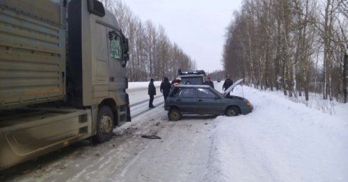 В Ярославле на Ленинградском проспекте фура врезалась в «девятку»