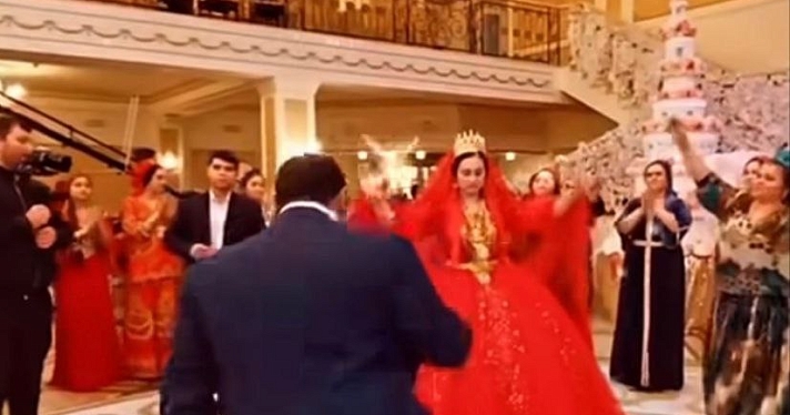 Золото, бриллианты и три дня торжества: федеральные каналы обсуждают многомиллионную цыганскую свадьбу в Ярославле_229208