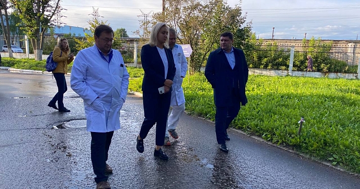 У Соловьевской больницы отремонтируют круг разворота для автомобилей скорой помощи_192355