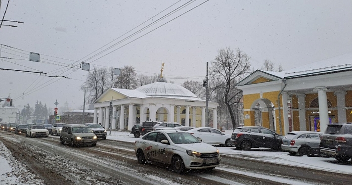 Ярославль заметает: девять фотографий из заснеженного центра города