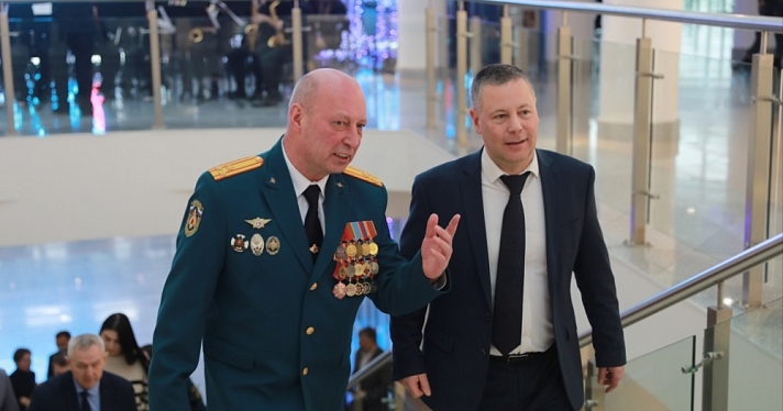 Михаил Евраев вручил награды спасателям региона