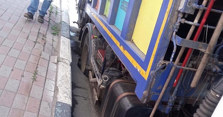 Фото дня. В центре Ярославля мусоровоз «провалился» под асфальт