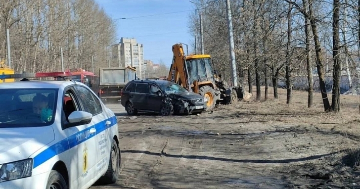 В Ярославле легковой автомобиль врезался в трактор