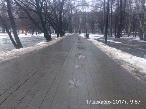 Новая тротуарная плитка просела в парке «Нефтяник» 
