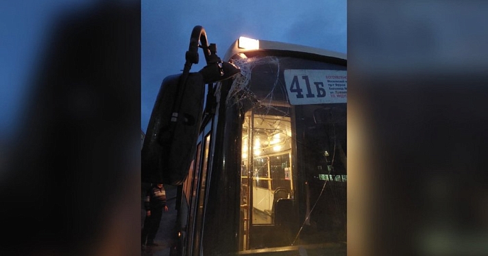 В Ярославле автобус врезался в остановку