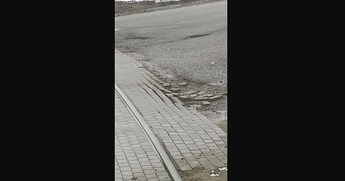 «И ради чего мы в пробках стояли»: в Ярославле через две недели после ремонта начал разваливаться трамвайный переезд