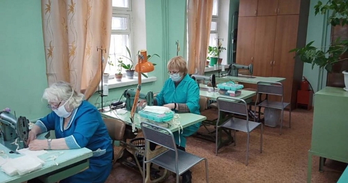 Швей из цеха Ярославской областной психиатрической больницы перепрофилировали на шитье повязок