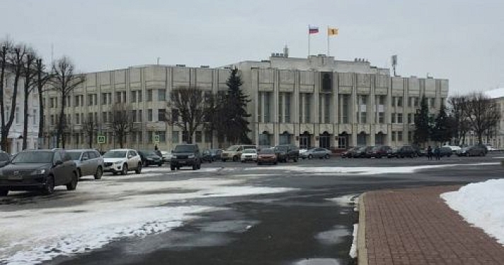 Ян Левин написал в «Фейсбуке» про наглухо запаркованную Советскую площадь и получил ответ губернатора