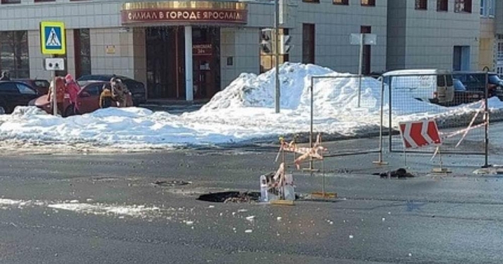«Портал в ад»: на проспекте Толбухина провалился асфальт