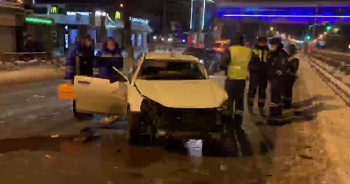 Протаранил фуру и ДПС на Московском: учинившего массовую аварию ярославца нашли без сознания_170606