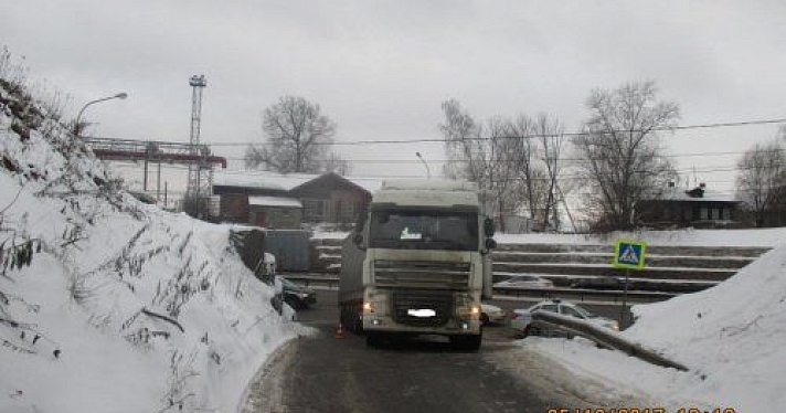 В Ярославле на Московском проспекте водитель фуры сбил пешехода 