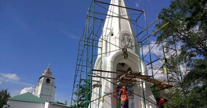 Постамент часовни Казанской Богоматери в Ярославле вымостят красным и черным гранитом