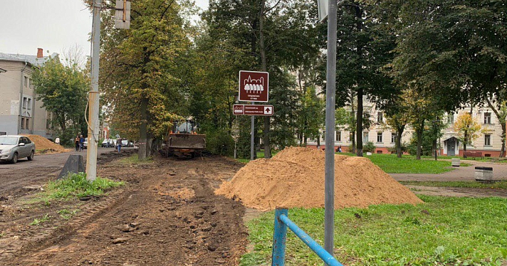 Фото дня. Тротуары перед главным зданием педагогического университета продолжают готовить к новому учебному году_160481