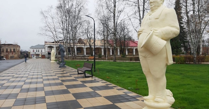 В Данилове завершили благоустройство Привокзальной площади 