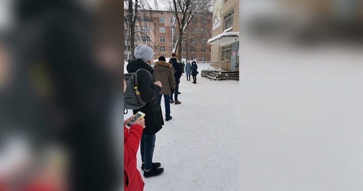 «Пока стою, снова заболею!»: ярославцы на улице выстроились в очередь на выписку